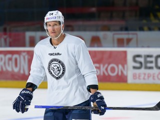 Skúsený obranca HK Nitra Branislav Mezei počas tréningu. 