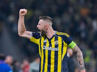 Slovenský obranca Fenerbahce Milan Škriniar oslavuje víťazstvo.
