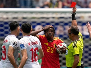 Nathan Ngoy dostal červenú kartu v zápase Belgicko - Irán na MS vo futbale 2026