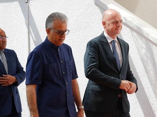 Salman Bin Ibrahim Al-Khalifa a Gianni Infantino.