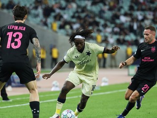 Hráč Slavie David Moses (uprostred) bojuje o loptu v zápase Sabah Baku - Slavia Praha.