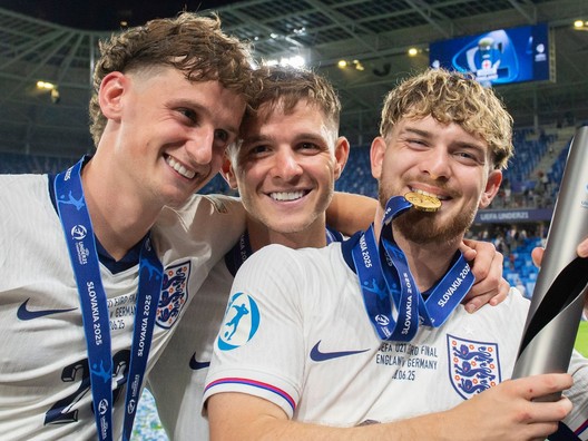 Na snímke anglickí futbalisti sprava Harvey Elliott, kapitán James McAtee a Tyler Morton.