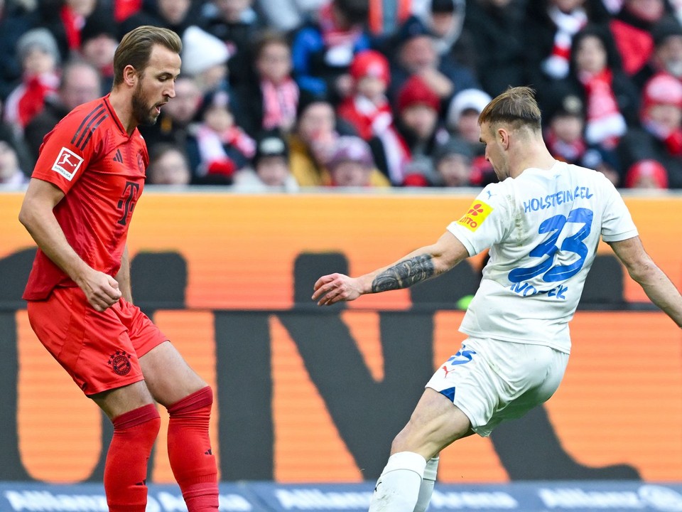 Harry Kane (vľavo) a Dominik Javorček v zápase Bayern Mníchov - Holstein Kiel v 20. kole Bundesligy.