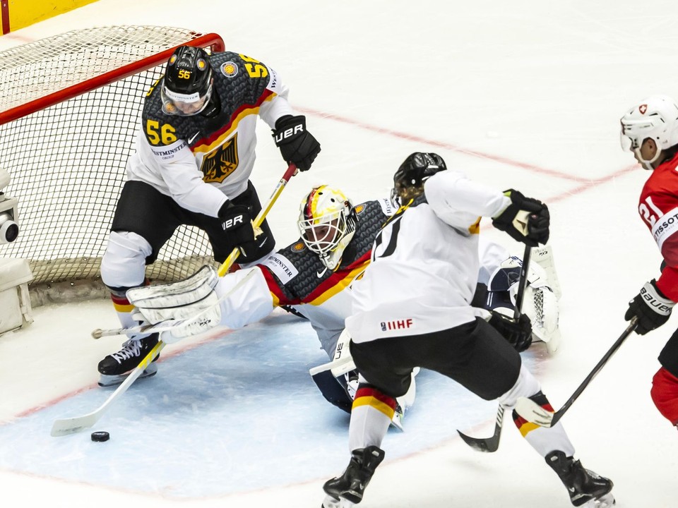 Brankár Mathias Niederberger a Kevin Fiala v zápase Švajčiarsko - Nemecko v skupine B na MS v hokeji 2025.