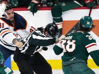 Bitka medzi Ryanom Hartmanom (Minnesota Wild) a Evanderom Kaneom (Edmonton Oilers).