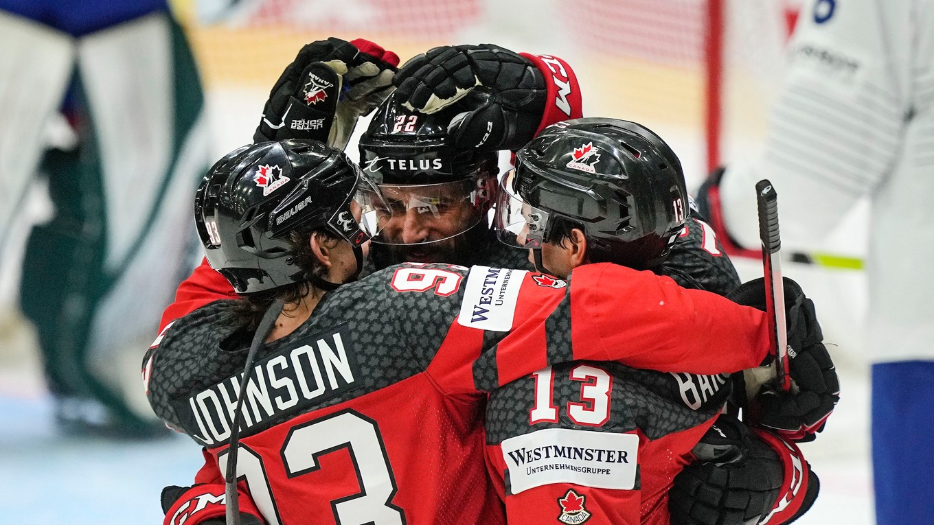Hokejisti Kanady sa tešia po strelenom góle na MS v hokeji 2022.