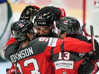Hokejisti Kanady sa tešia po strelenom góle na MS v hokeji 2022.