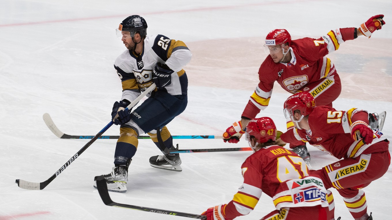 Momentka zo zápasu Tipos extraligy HC Slovan Bratislava - HK Dukla Trenčín.