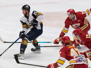 Momentka zo zápasu Tipos extraligy HC Slovan Bratislava - HK Dukla Trenčín.