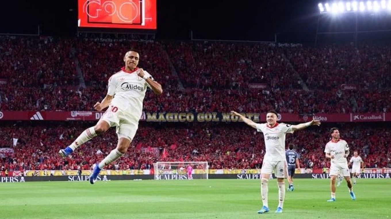 Alexis Sánchez oslavuje gól.