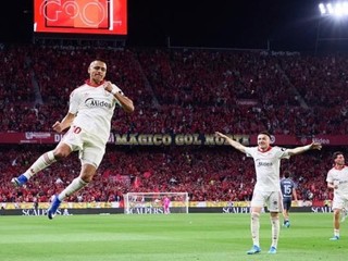 Alexis Sánchez oslavuje gól.