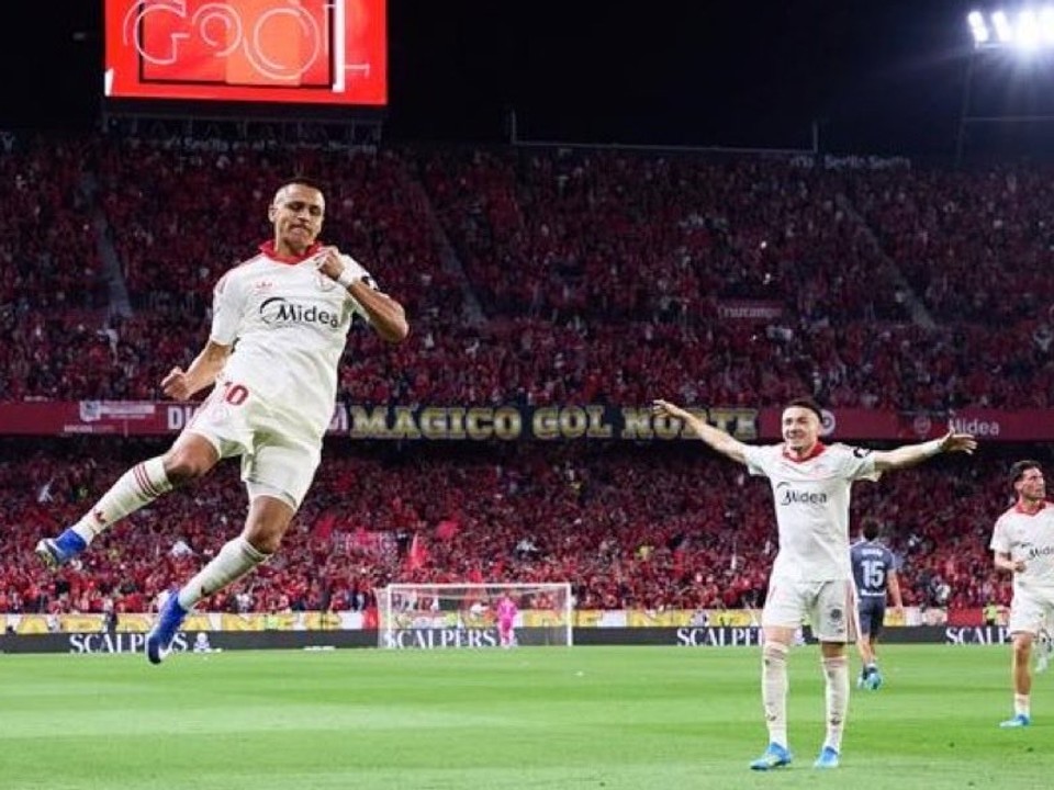 Alexis Sánchez oslavuje gól.