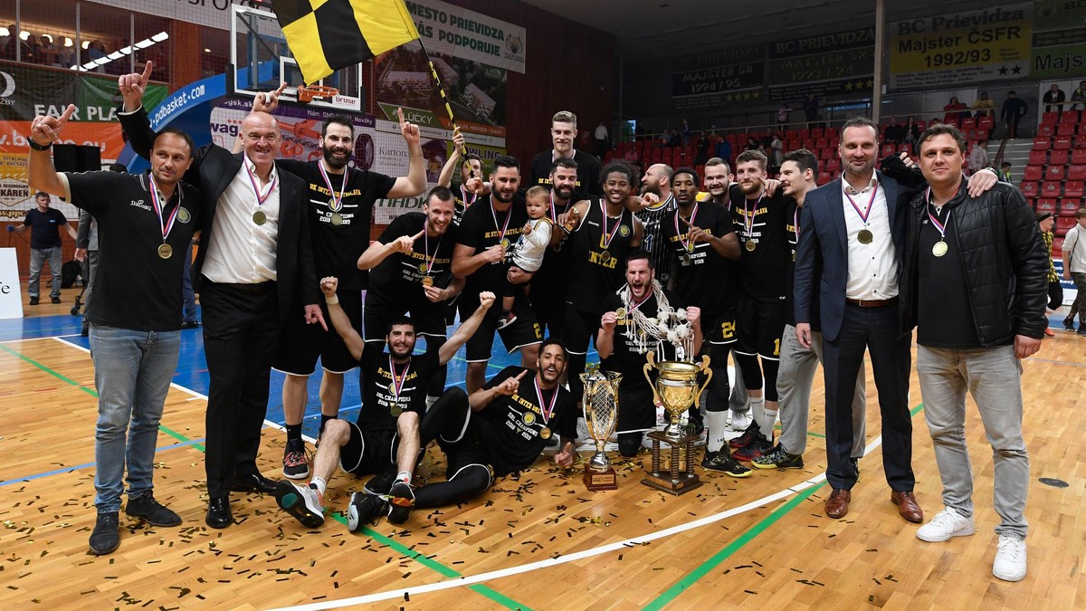 Basketbalisti Interu Bratislava na konci sezóny 2018/2019, keď získali piaty slovenský titul.