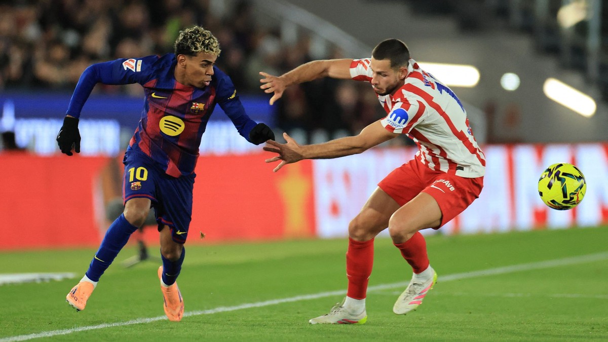 Lamine Yamal a Dávid Hancko v zápase FC Barcelona - Atlético Madrid.