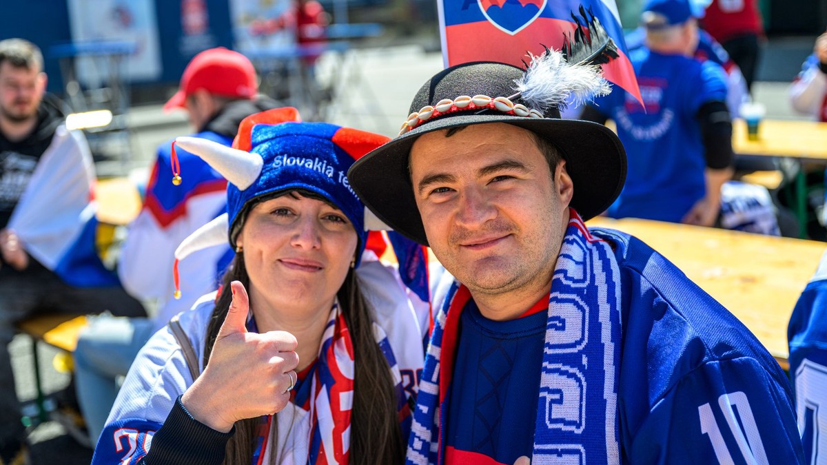 Slovenskí fanúšikovia pózujú počas MS v hokeji 2026.