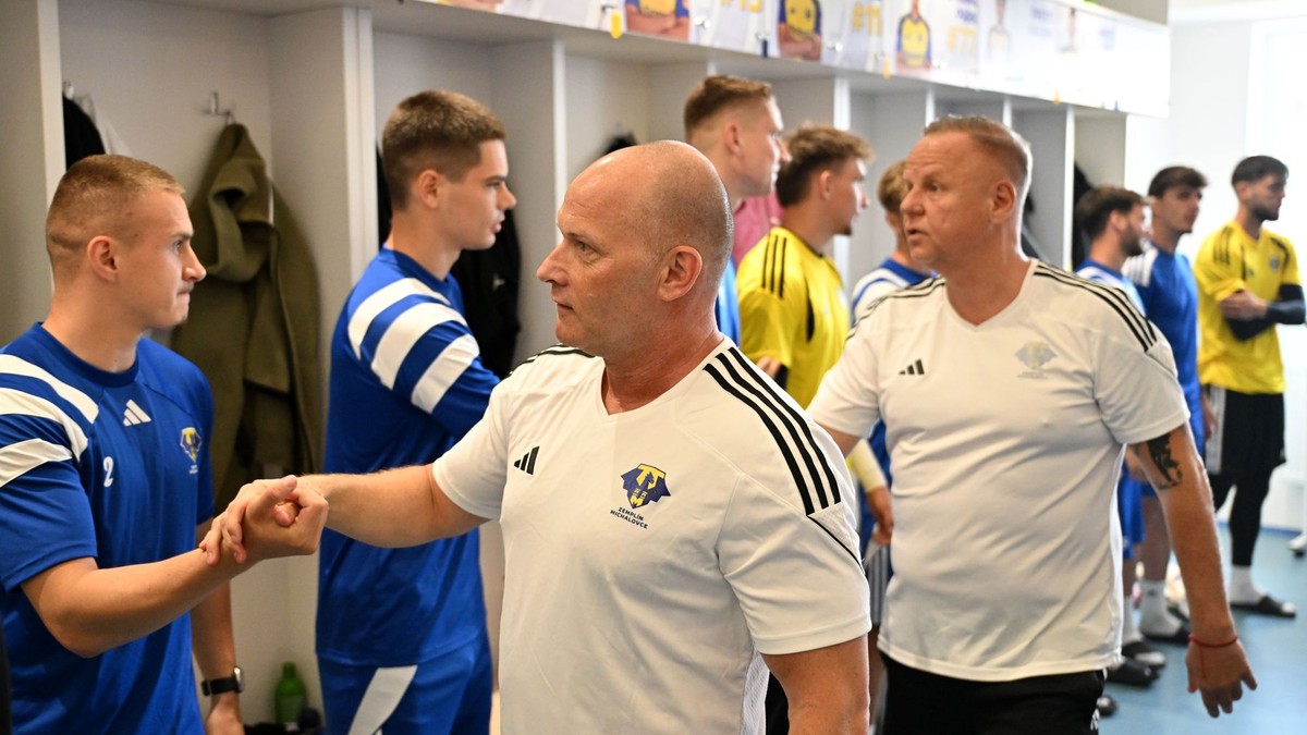 Na snímke tréner MFK Zemplín Michalovce Anton Šoltis a jeho asistent Ondrej Duda si podávajú ruky s hráčmi v šatni.
