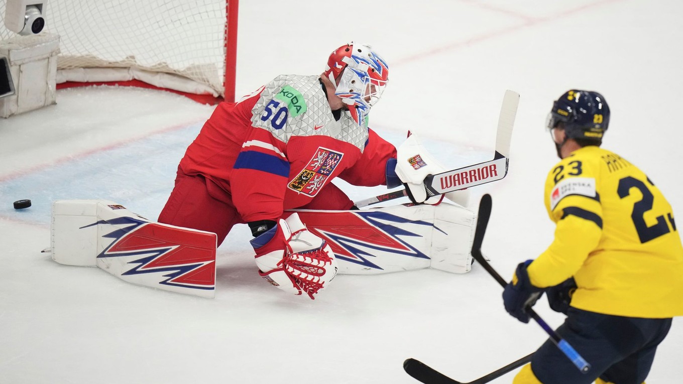 Švédsky útočník Lucas Raymond strieľa gól vo štvrťfinále proti Česku na MS v hokeji 2025.