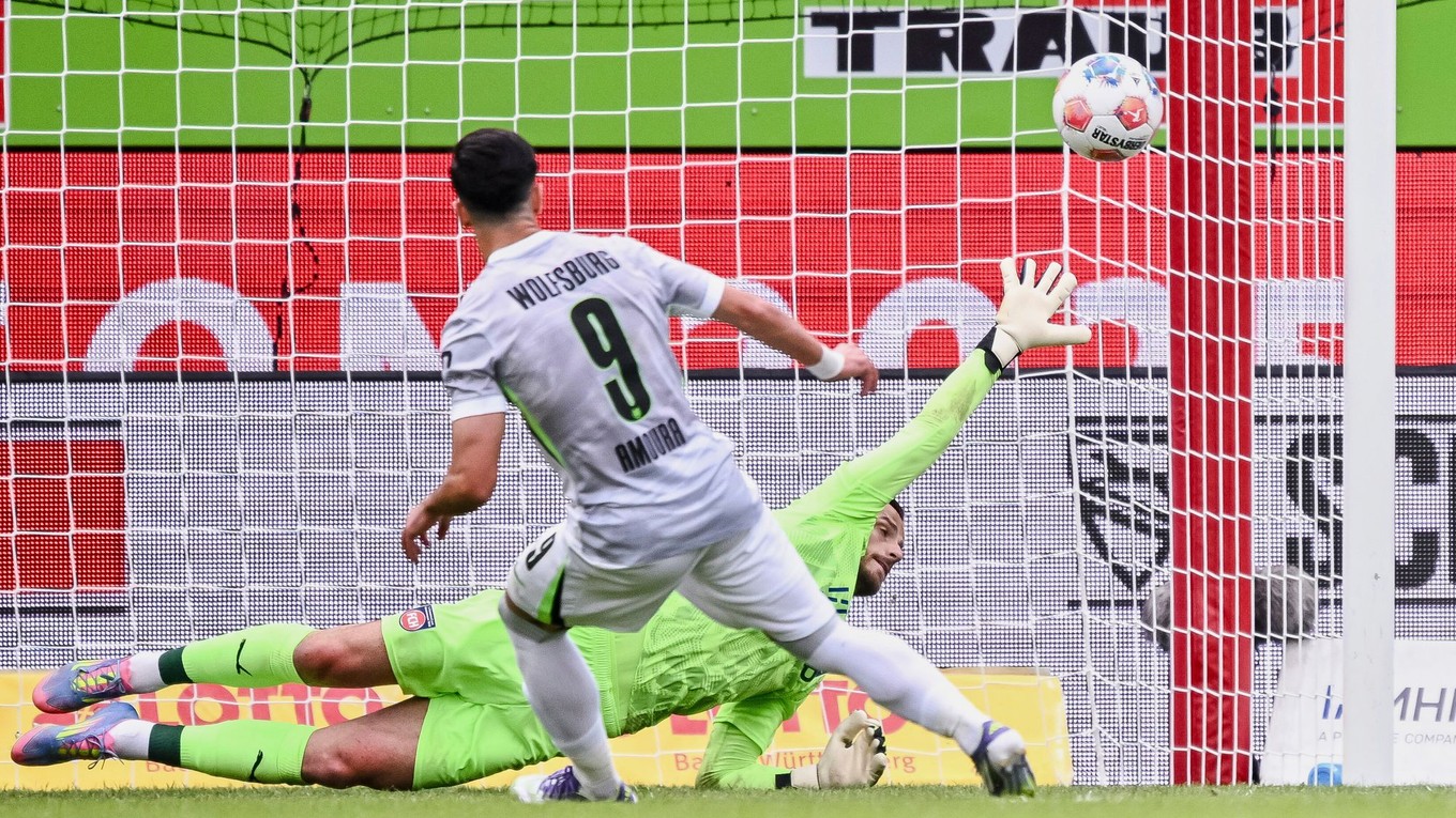 Mohamed Amoura premieňa penaltu v zápase Heidenheim - Wolfsburg. 