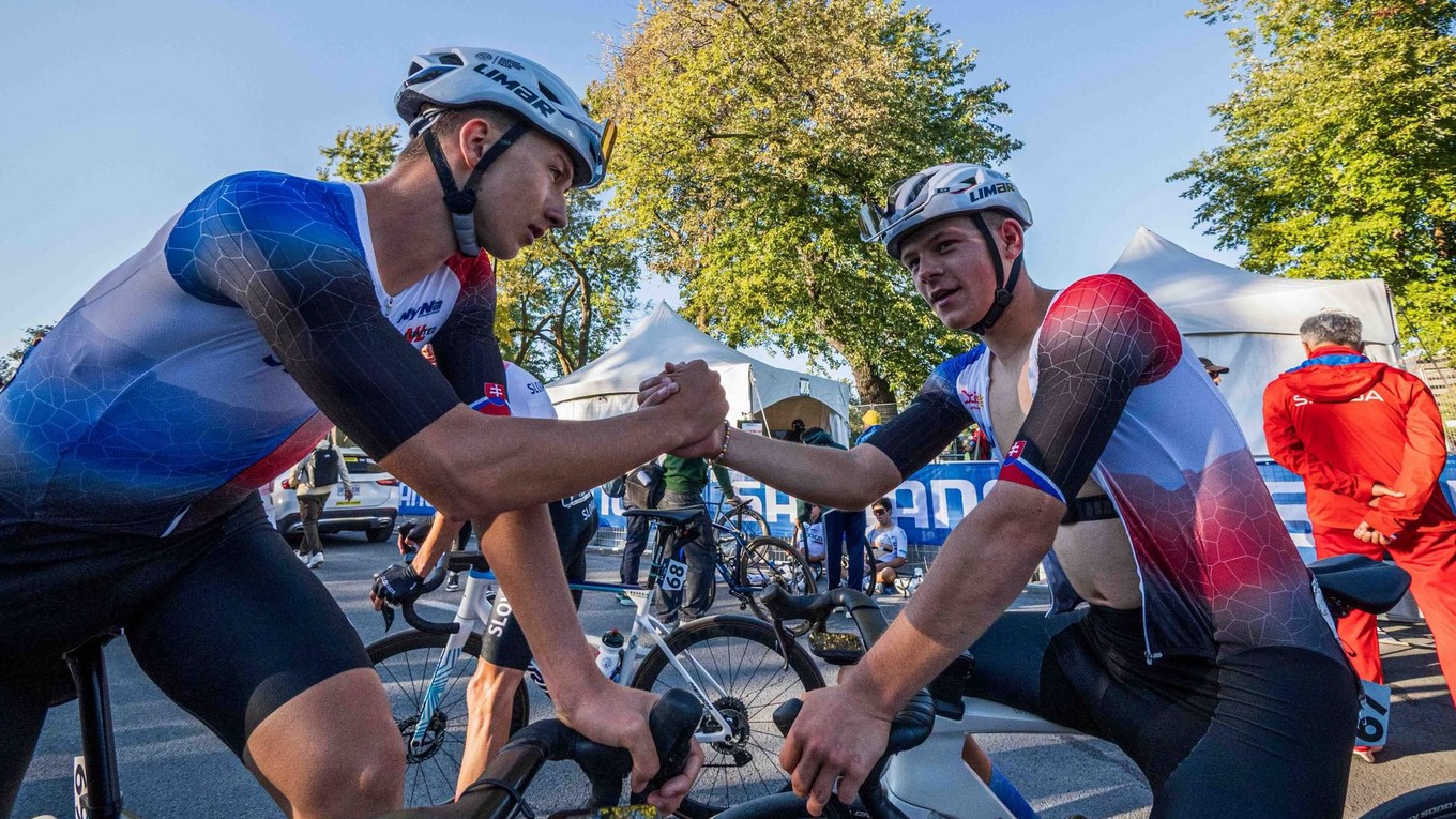 Timotej Michalík a Milan Húsenica (vpravo) po pretekoch juniorov na MS v cyklistike 2026.