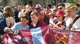 Fanúšikovia West Ham United v Prahe pred finále Európskej konferenčnej ligy (EKL) proti ACF Fiorentina.