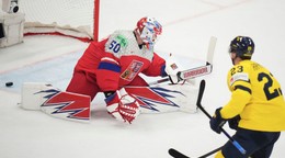 Švédsky útočník Lucas Raymond strieľa gól vo štvrťfinále proti Česku na MS v hokeji 2025.