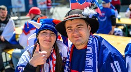 Slovenskí fanúšikovia pózujú počas MS v hokeji 2026.