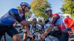 Timotej Michalík a Milan Húsenica (vpravo) po pretekoch juniorov na MS v cyklistike 2026.