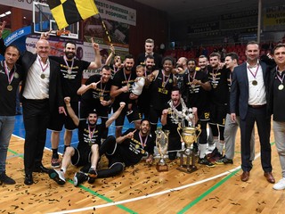 Basketbalisti Interu Bratislava na konci sezóny 2018/2019, keď získali piaty slovenský titul.