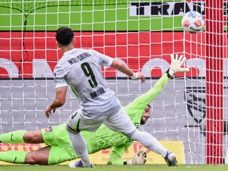 Mohamed Amoura premieňa penaltu v zápase Heidenheim - Wolfsburg. 