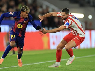 Lamine Yamal a Dávid Hancko v zápase FC Barcelona - Atlético Madrid.
