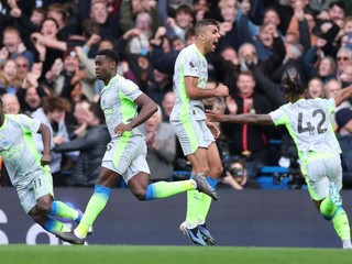 Hráči Manchestru City sa tešia z gólu.