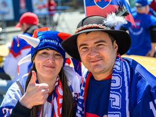 Slovenskí fanúšikovia pózujú počas MS v hokeji 2026.