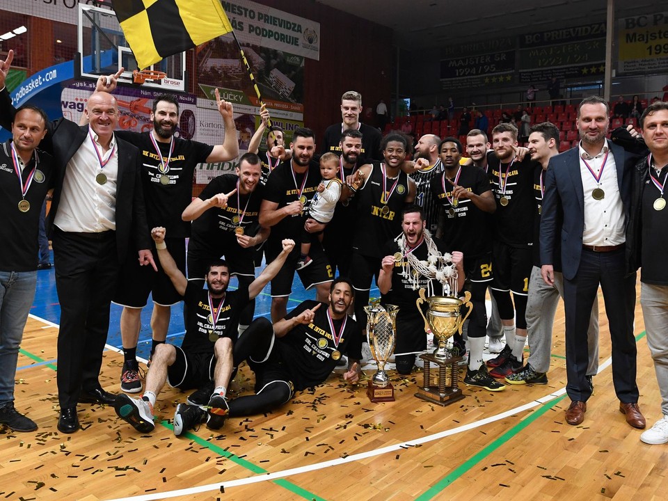 Basketbalisti Interu Bratislava na konci sezóny 2018/2019, keď získali piaty slovenský titul.