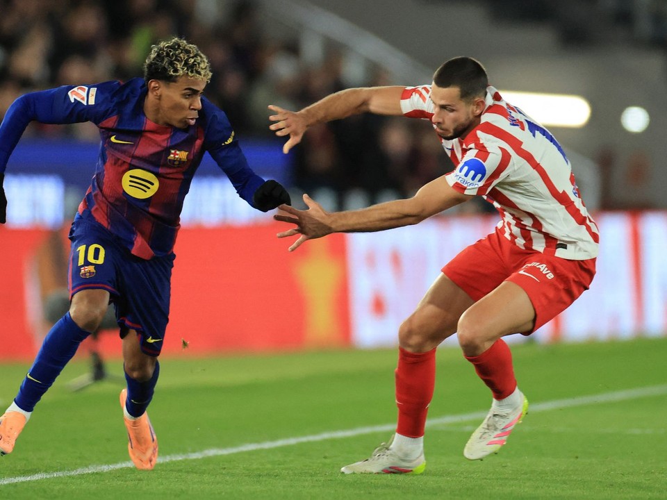 Lamine Yamal a Dávid Hancko v zápase FC Barcelona - Atlético Madrid.