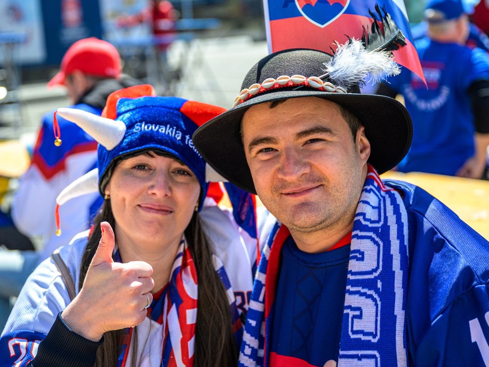 Slovenskí fanúšikovia pózujú počas MS v hokeji 2026.