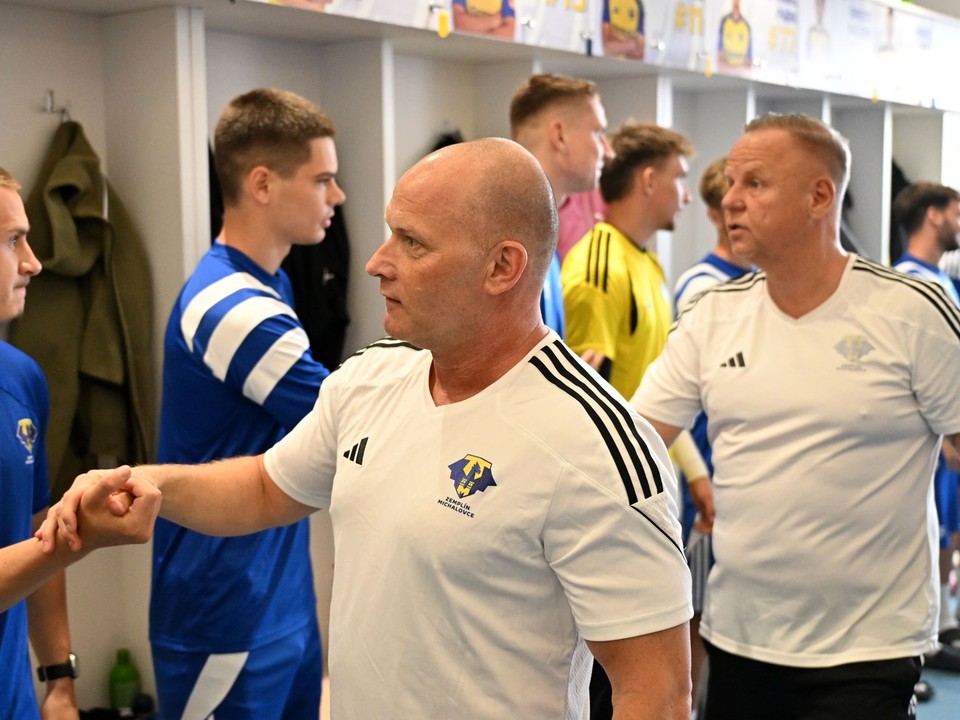 Na snímke tréner MFK Zemplín Michalovce Anton Šoltis a jeho asistent Ondrej Duda si podávajú ruky s hráčmi v šatni.