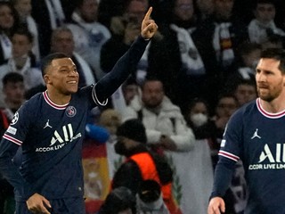 Kylian Mbappé (vľavo) na snímke s Lionelom Messim. 