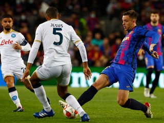 Hráč Neapola Juan Jesus (vľavo) bojuje o loptu s Nicom Gonzalezom z  Barcelony v zápase osemfinále Európskej ligy FC Barcelona - SSC Neapol v Barcelone.