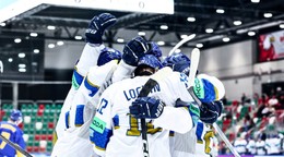 Hokejisti Kazachstanu oslavujú triumf nad Ukrajinou.
