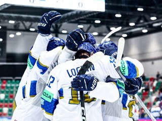 Hokejisti Kazachstanu oslavujú triumf nad Ukrajinou.