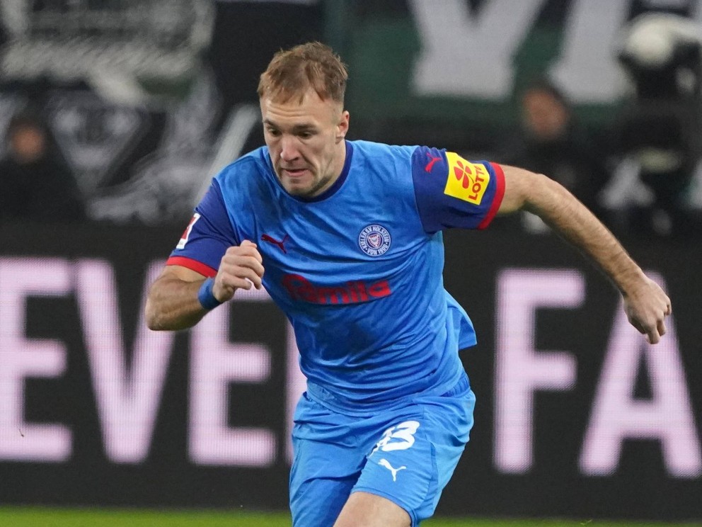 Dominik Javorček v drese Holstein Kiel.