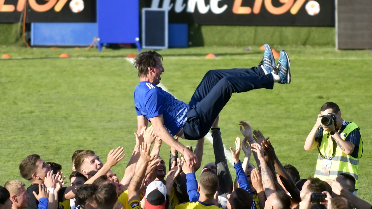 Futbalisti Michaloviec po udržaní sa v Niké lige vyhadzujú do vzduchu trénera Františka Straku.
