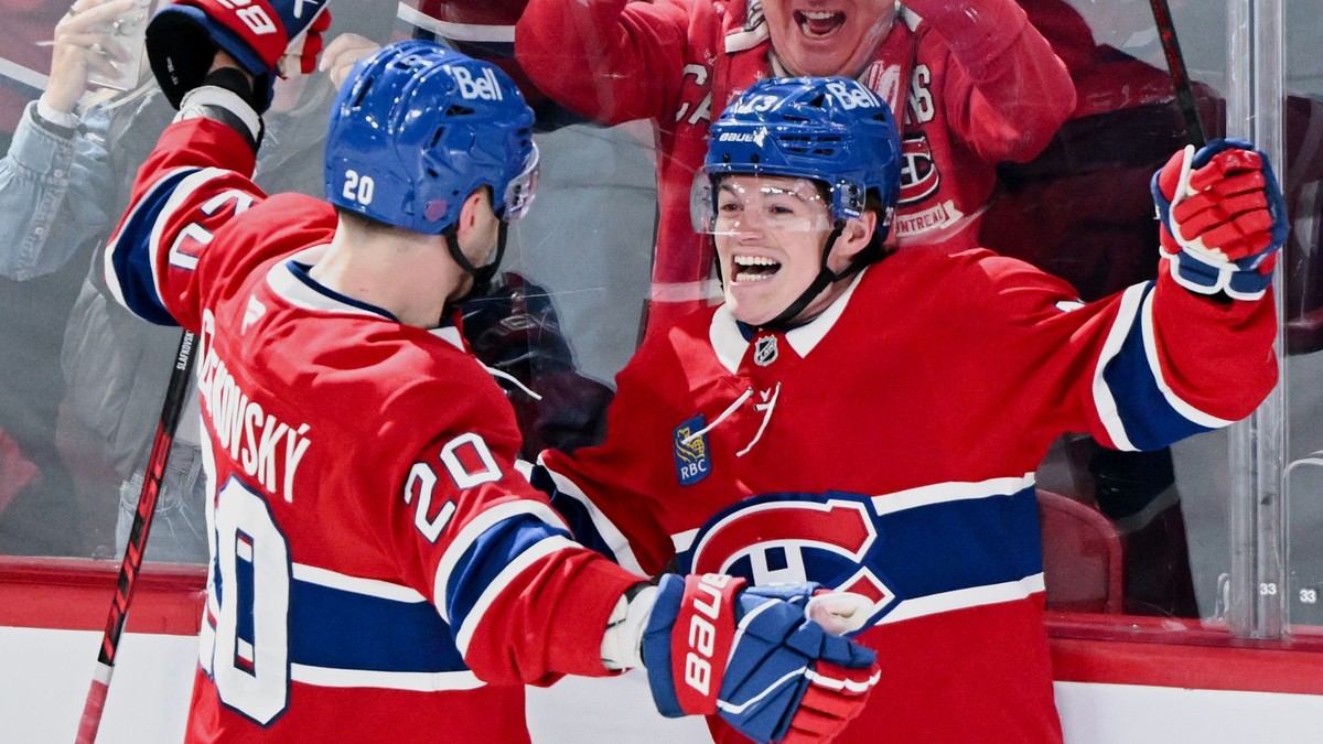 Juraj Slafkovský a Cole Caufield oslavujú gól Montrealu.