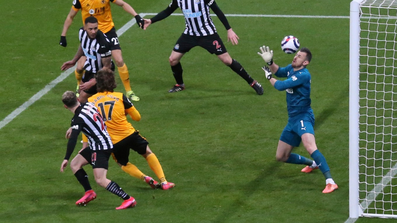 Martin Dúbravka chytá tutovku v zápase Newcastle - Wolverhampton.