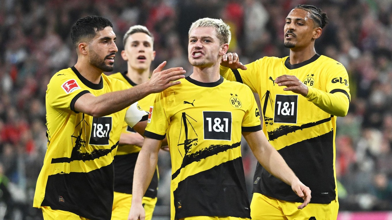 Hráči Dortmundu sa tešia z gólu. 