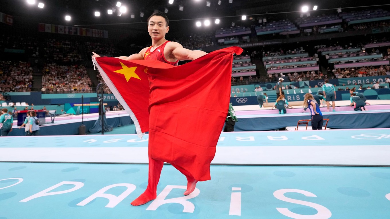 Čínsky reprezentant v gymnastike Cou Ťing-jüan sa teší z víťazstva na brandlách na OH 2024