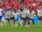 Radosť hráčov Anglicka po postupe do semifinále EURO 2024.