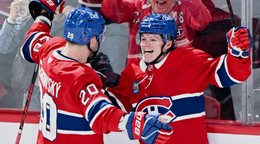 Juraj Slafkovský a Cole Caufield oslavujú gól Montrealu.