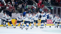 Fínsko oslavuje zisk zlatej medaily na MS v hokeji 2026.
