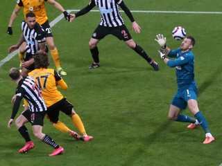 Martin Dúbravka chytá tutovku v zápase Newcastle - Wolverhampton.